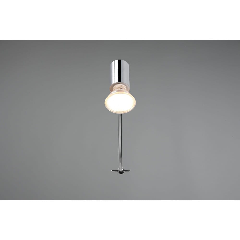 Kinkiet Giada IP44, 1-punktowy, w kolorze chromu, z okrągłą głowicą na długim, cienkim ramieniu. Widok z przodu, lampa skierowana w dół, na jednolitym tle, idealna do oświetlenia szafki.
