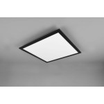 Plafon LED Alpha w czarnej metalowej ramie, kwadratowy kształt z białą, matową powierzchnią. Zamontowany na suficie, widoczny z dołu. Prosty design, idealny do nowoczesnych wnętrz. Tło w jasnoszarym kolorze.