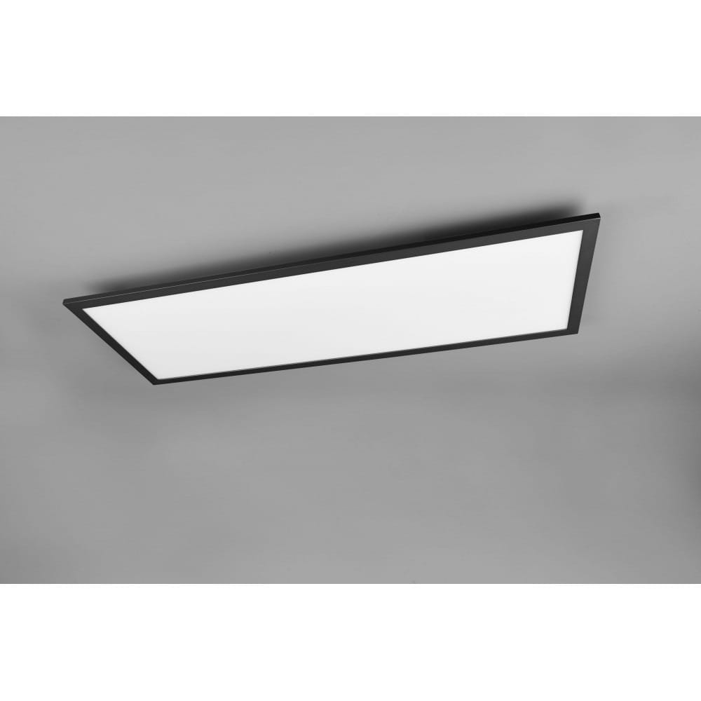 Czarny plafon LED Alpha o prostokątnym kształcie, zamontowany na suficie. Posiada matową, białą pokrywę, która równomiernie rozprasza światło. Produkt elegancki, idealny do nowoczesnych wnętrz. Tło w odcieniach szarości.