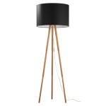 Lampa podłogowa Tokyo z czarnym kloszem i nogami z sosny. Stoi na trzech smukłych nogach, z widocznym przewodem i włącznikiem. Prosta, nowoczesna forma, idealna do wnętrz w stylu skandynawskim.