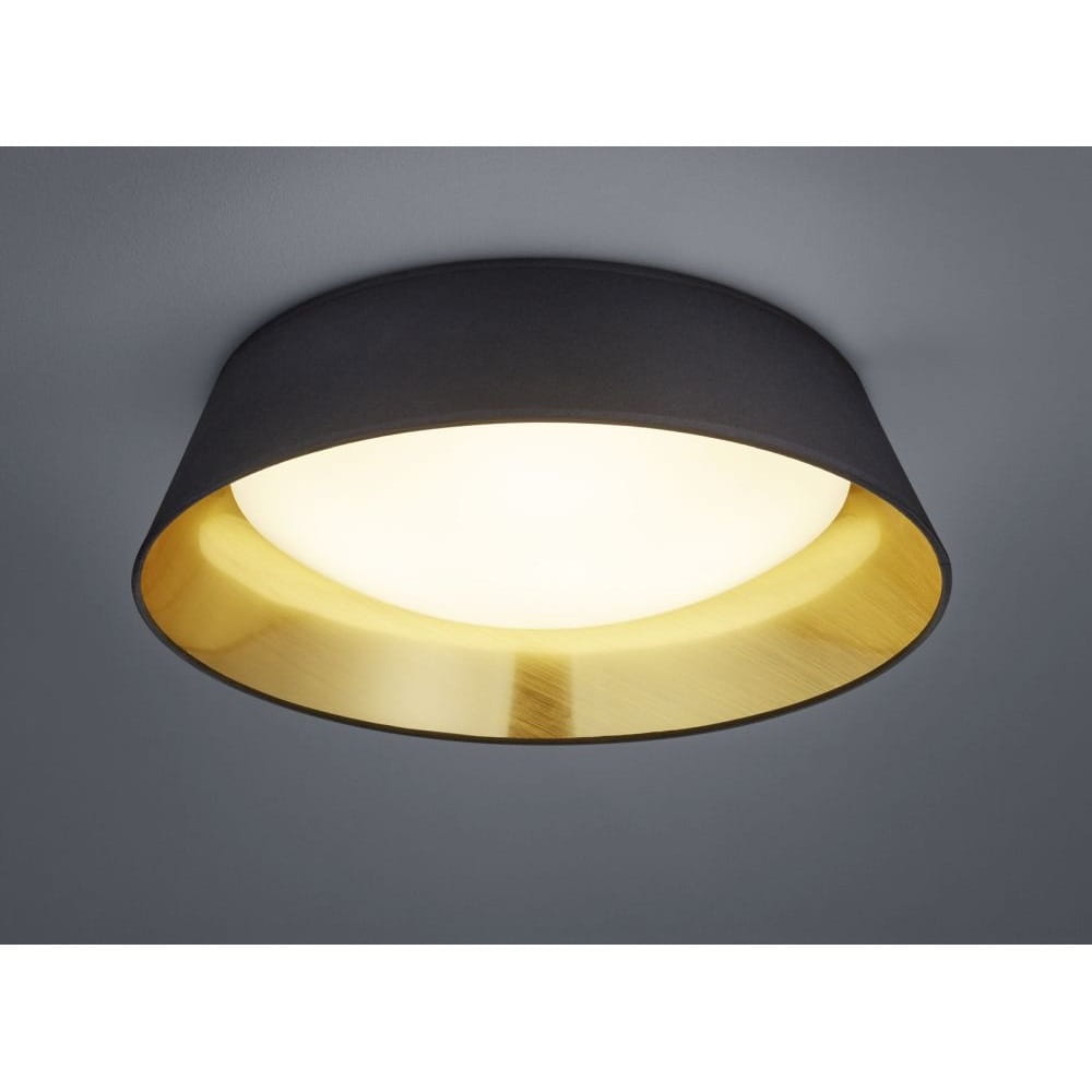 Czarna lampa sufitowa LED z metalowym, złotym wykończeniem. Okrągły kształt, zamontowana blisko sufitu. Jasne, mleczne szkło w centralnej części, otoczone ciemnym kloszem. Idealna do nowoczesnych wnętrz.
