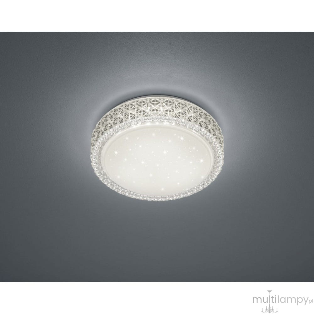Plafon LED Pegasus w kolorze białym, okrągły, z dekoracyjną ramką w sieciowy wzór. Wyposażony w rozproszoną, miękką iluminację. Montowany na suficie, z widocznymi diodami LED wewnątrz. Tło ciemnoszare, podkreślające produkt.