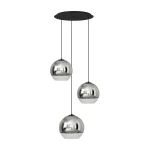 Lampa wisząca Globe Plus 3-punktowa w kolorze czarnym z trzema kulistymi kloszami w lustrzanym wykończeniu, zawieszona na czarnych linkach z okrągłym, czarnym mocowaniem. Klosze mają różne wysokości, tworząc dynamiczny efekt.
