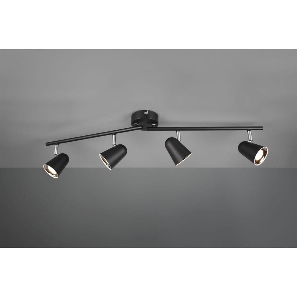 Czarna lampa sufitowa LED Toulouse z czterema punktami świetlnymi, montowana na suficie. Ułożona w linii poziomej, z cylindrycznymi kloszami, które skierowane są w różnych kierunkach. Metalowa konstrukcja z elementami chromowanymi. Tło szare.