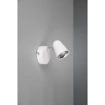 Kinkiet Toulouse LED 1-punktowy w kolorze białym, zamontowany na okrągłej podstawie. Lampa o stożkowym kloszu, z chromowanym wykończeniem, skierowana w dół, na szarym tle. Idealna do oświetlenia wnętrz.