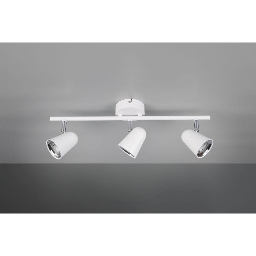 Biała lampa sufitowa Toulouse LED z trzema punktami świetlnymi, zamontowana na prostokątnej podstawie. Reflektory mają formę cylindrycznych kloszy z metalicznymi detalami, skierowane w różnych kierunkach, idealna do oświetlenia wnętrz.