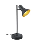 Czarna lampa stołowa Nina z jednopunktowym źródłem światła. Metalowy klosz w kształcie stożka z wewnętrzną złotą powłoką, osadzony na smukłej, prostokątnej podstawie. Ujęcie z boku, z widocznym kablem zasilającym.