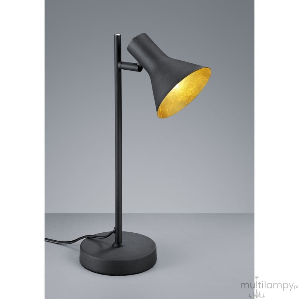 Czarna lampa stołowa Nina z jednopunktowym źródłem światła. Okrągła, matowa podstawa, smukły metalowy stelaż i klosz w kształcie stożka z wewnętrzną złotą powłoką. Ujęcie z boku, na jednolitym tle.