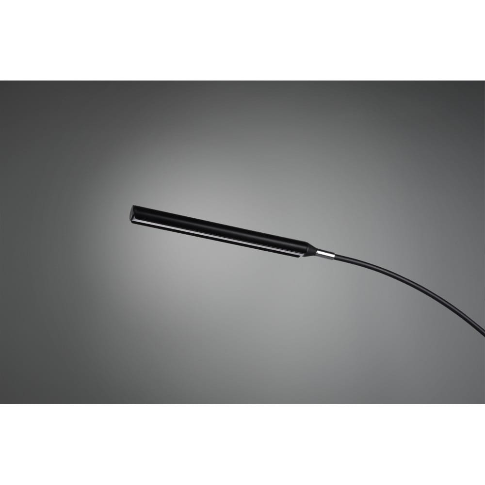 Czarna lampa podłogowa LED Reed z pięcioma punktami świetlnymi. Lampa ma smukły, prostokątny kształt i elastyczny przewód. Ujęcie z boku, na jednolitym, szarym tle.