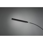 Czarna lampa podłogowa LED Reed z pięcioma punktami świetlnymi. Lampa ma smukły, prostokątny kształt i elastyczny przewód. Ujęcie z boku, na jednolitym, szarym tle.