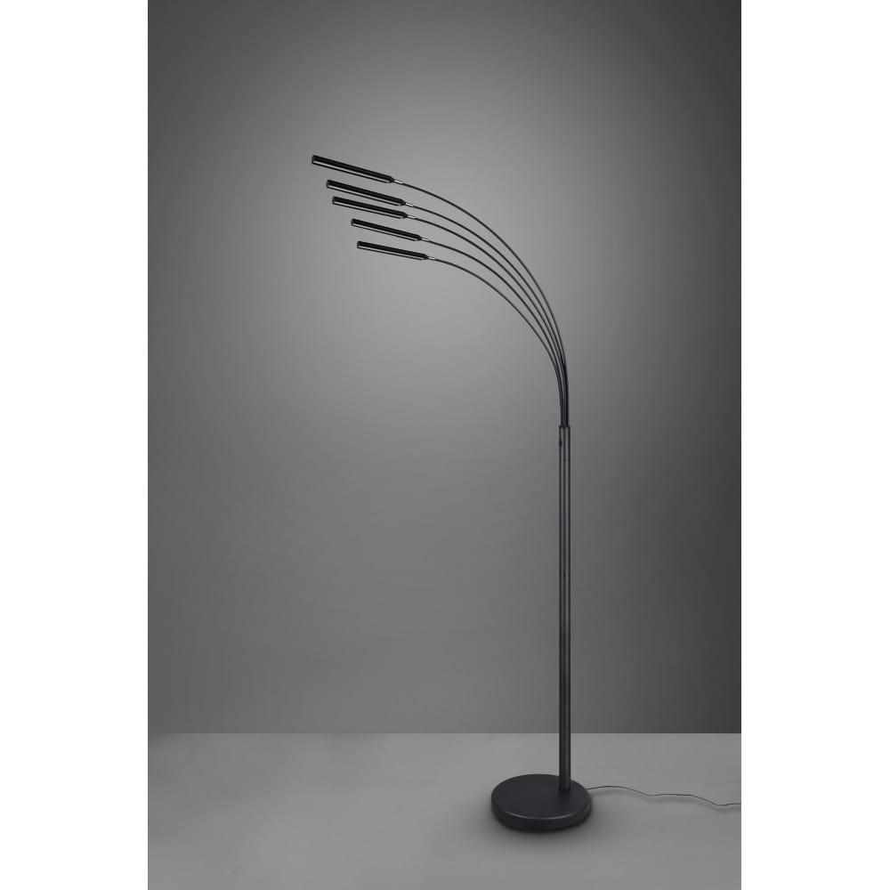 Czarna lampa podłogowa Reed z pięcioma elastycznymi ramionami, ustawiona na okrągłej podstawie. Lampa ma nowoczesny, minimalistyczny design, a źródła światła skierowane są w różne strony, co umożliwia regulację oświetlenia. Tło szare.
