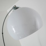 Lampa podłogowa Brasilia 1-punktowa w kolorze chromu, z dużą, półprzezroczystą kloszem w kształcie kuli. Ujęcie z góry, ukazujące detal mocowania i elegancki kształt klosza na tle białej ściany.