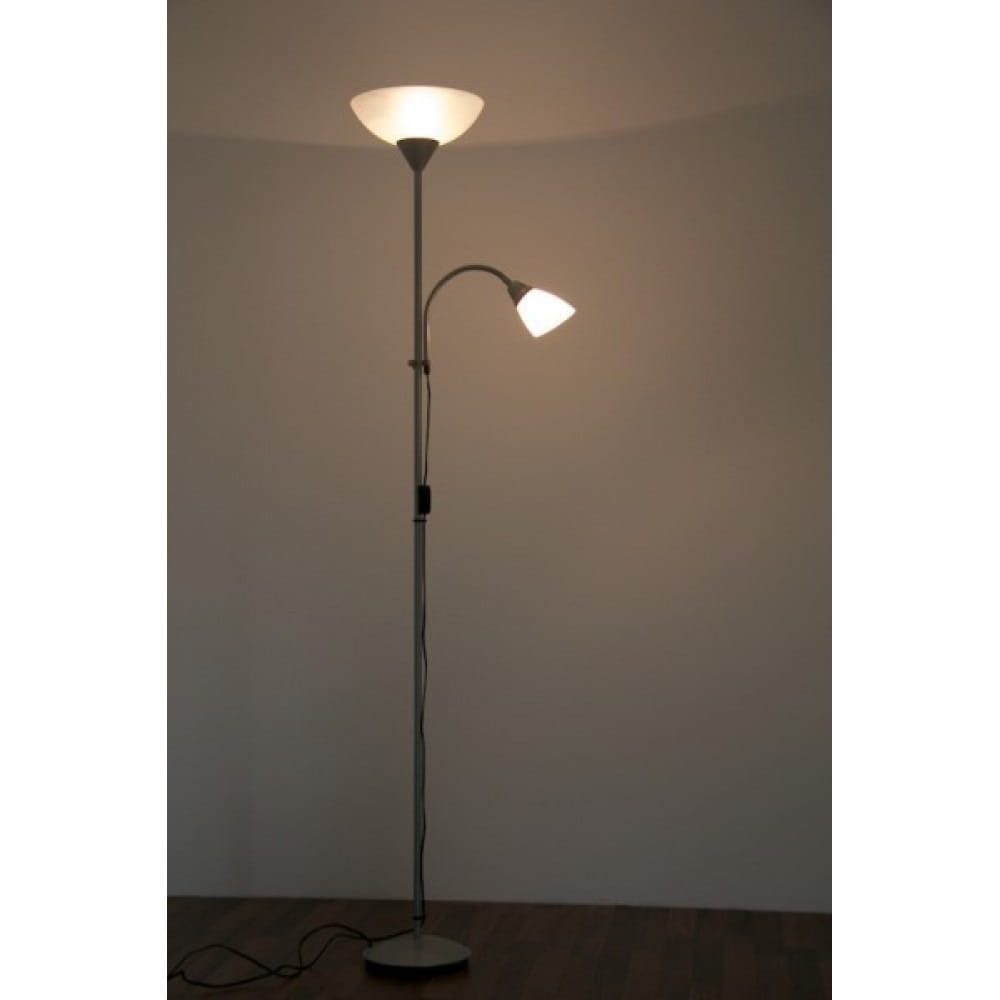Lampa podłogowa Erzwo, tytanowa, z dwoma punktami świetlnymi. Główna lampa w kształcie stożka, umieszczona wysoko, oraz mniejsza, elastyczna lampa boczna. Ustawiona na okrągłej podstawie, na tle jasnej ściany. Kable widoczne na dole.