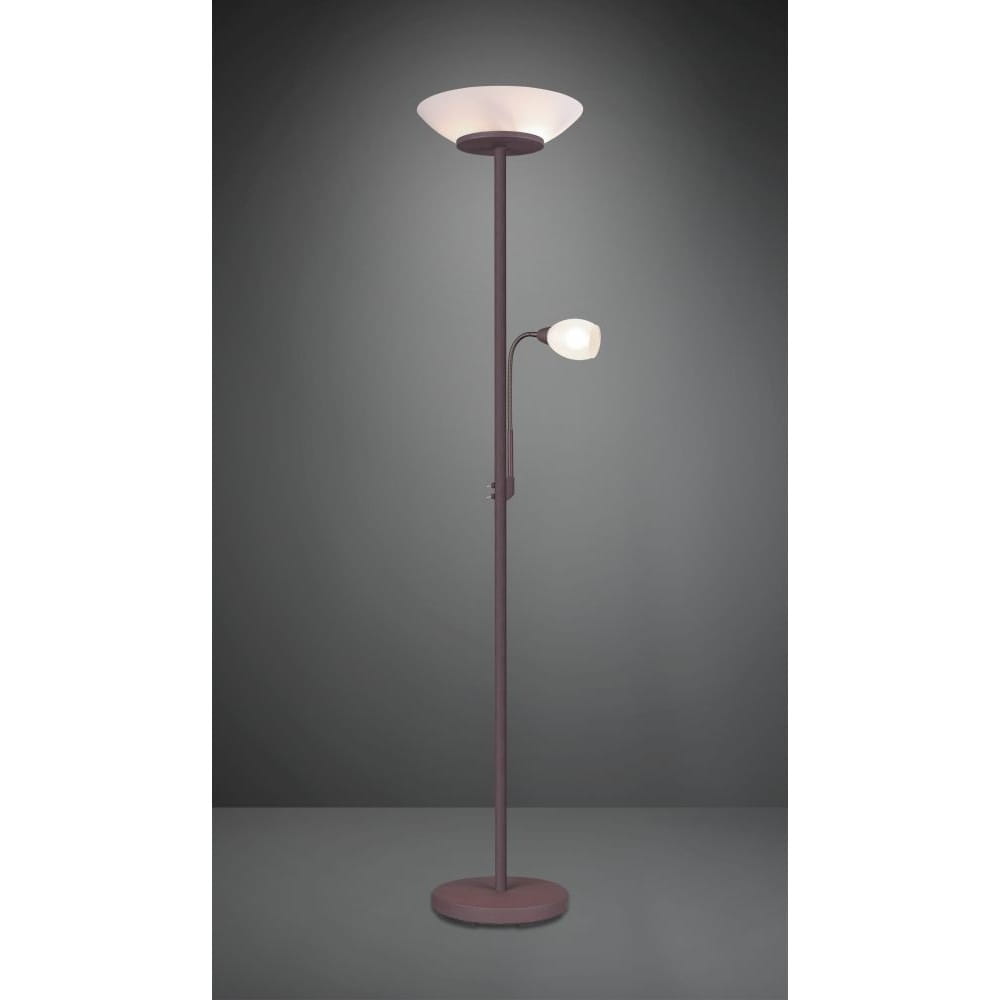 Lampa podłogowa Gerry w kolorze rdzawej, z trzema punktami świetlnymi. Główna lampa o okrągłej, płaskiej kloszu i dodatkowe światło z ruchomym ramieniem. Stojąca na okrągłej podstawie, w tle ciemnoszare.