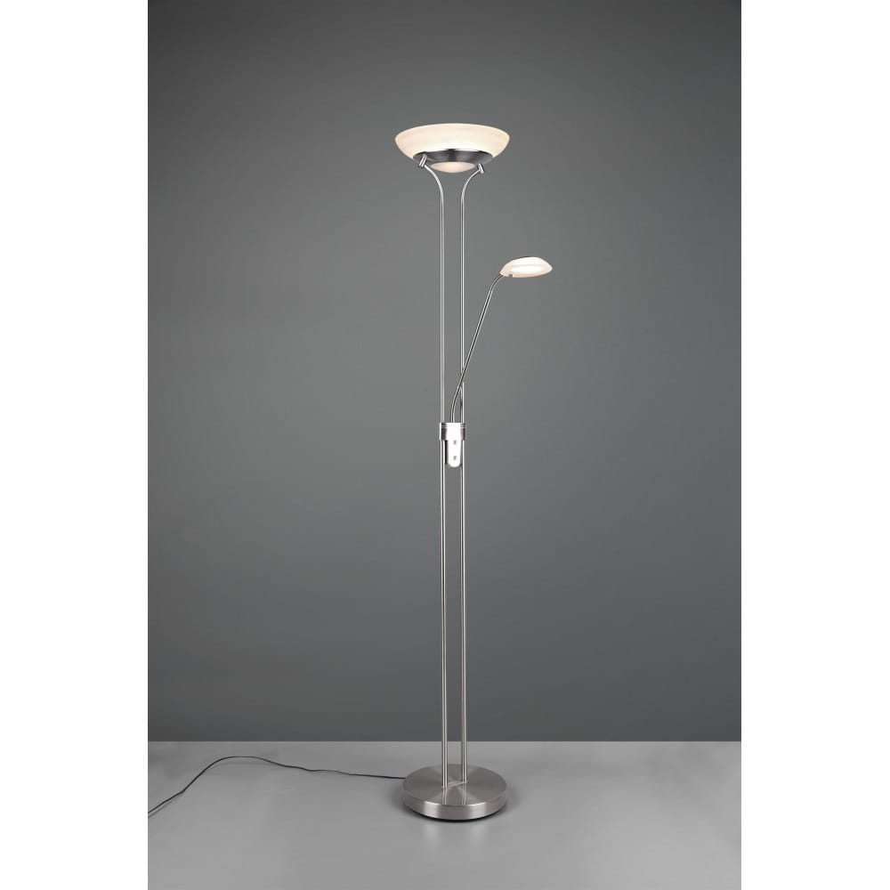 Lampa podłogowa Orson LED 2-punktowa w kolorze niklowym z okrągłą górną częścią i elastycznym ramieniem. Stoi na okrągłej podstawie, z kablem widocznym na podłodze. Tło szare, minimalistyczne.
