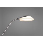 Orson LED lampa podłogowa 2-punktowa w kolorze niklowym, z elastycznym ramieniem i białą, okrągłą głowicą emitującą światło. Ujęcie z boku, pokazujące detal lampy. Tło szare, minimalistyczne.