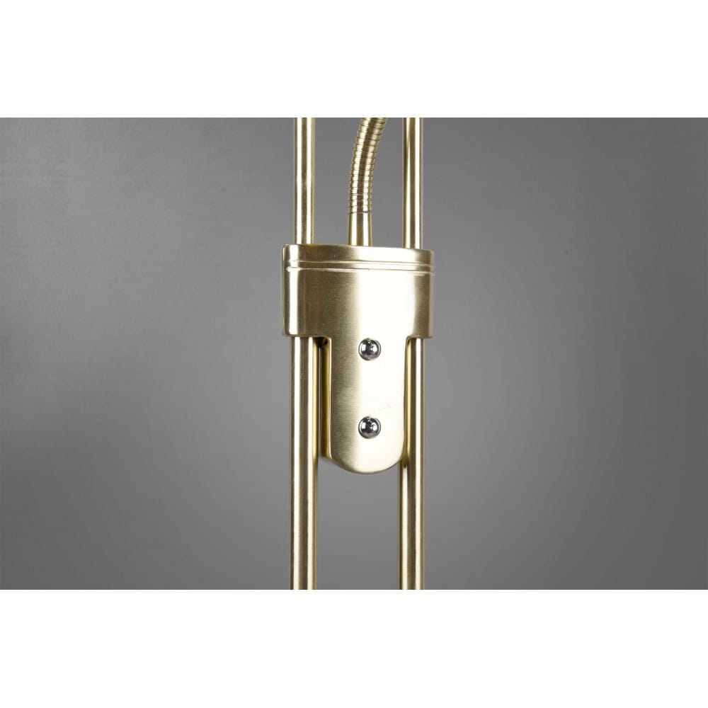 Mosiężna lampa podłogowa Orson z dwoma punktami świetlnymi. Widoczny detal mocowania z dwoma metalowymi przyciskami. Lampa ma elastyczny przewód, co pozwala na regulację kierunku światła. Tło w odcieniach szarości.