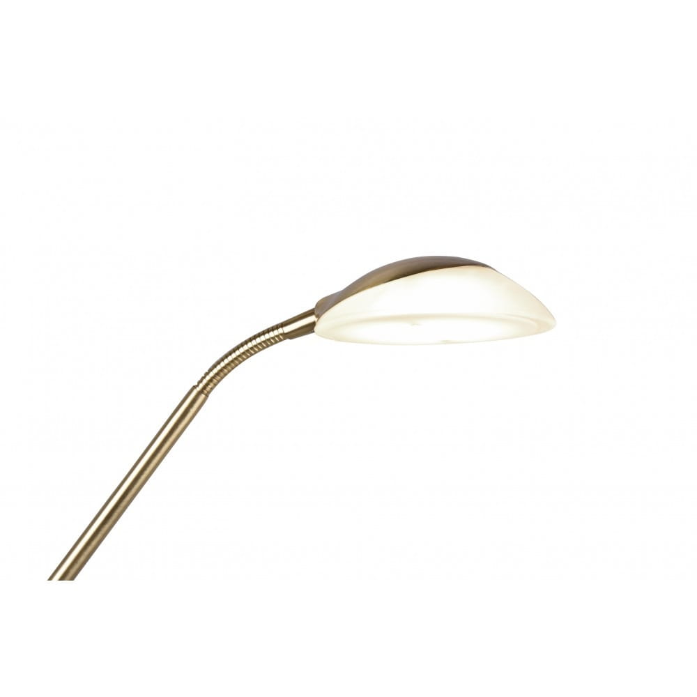 Orson LED lampa podłogowa 2-punktowa w kolorze mosiądzu. Zgięty wysięgnik z metalowym wykończeniem i okrągłą, białą, matową kloszem. Ujęcie z boku, pokazujące detal klosza i elastycznego ramienia.