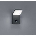 Kinkiet elewacyjny Pearl LED 1-punktowy w kolorze antracytowym z zamontowanym czujnikiem ruchu. Oświetlenie w kształcie prostokątnej płyty, lekko pochylonej, zamontowane na ścianie. Tło w odcieniu szarości.