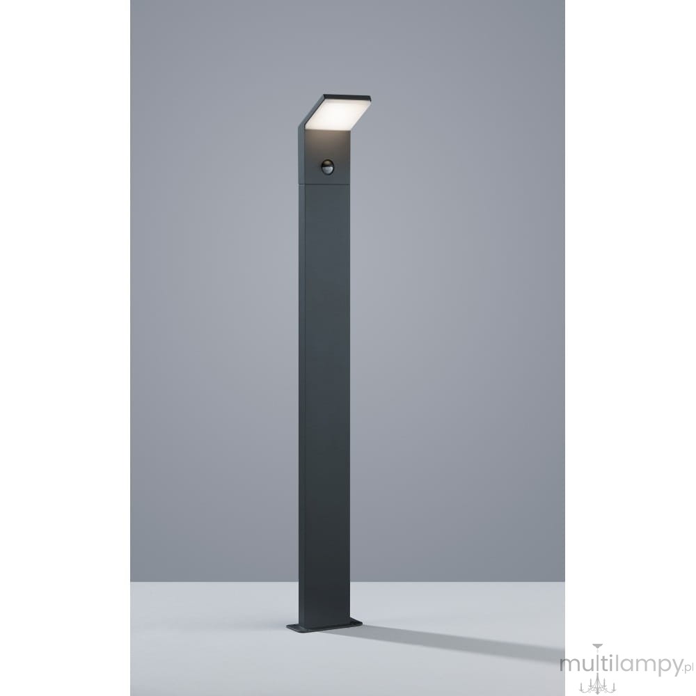 Lampa stojąca ogrodowa Pearl H100 w kolorze antracytowym, z jednopunktowym źródłem światła i czujnikiem ruchu. Produkt ma prostokątny kształt z nachyloną głowicą, umieszczony na stabilnej podstawie. Tło szare, minimalistyczne.