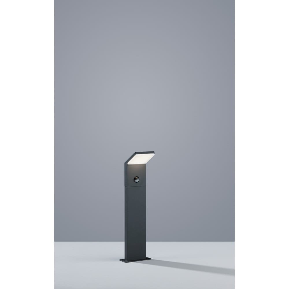 Lampa stojąca ogrodowa Pearl H50 w kolorze antracytowym, z czujnikiem ruchu, o prostokątnym kształcie. Ujęcie frontalne, lampa umieszczona na podłożu, z lekko wzniesioną głowicą. Prosta konstrukcja, matowa powierzchnia, nowoczesny design.