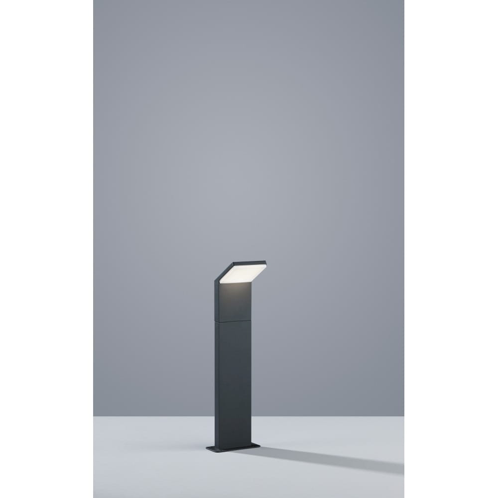 Lampa stojąca ogrodowa Pearl H50 LED w kolorze antracytowym, o prostokątnym kloszu i kwadratowej podstawie. Ujęcie z boku, na jednolitym tle. Zastosowanie nowoczesnego designu, idealna do oświetlenia przestrzeni zewnętrznych.