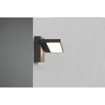 Horton LED kinkiet zewnętrzny elewacyjny 1-punktowy w antracytowym kolorze, zamontowany na ścianie. Kwadratowa, matowa obudowa z białym kloszem, emitującym światło. Prosty, nowoczesny design, idealny do oświetlenia elewacji budynku.