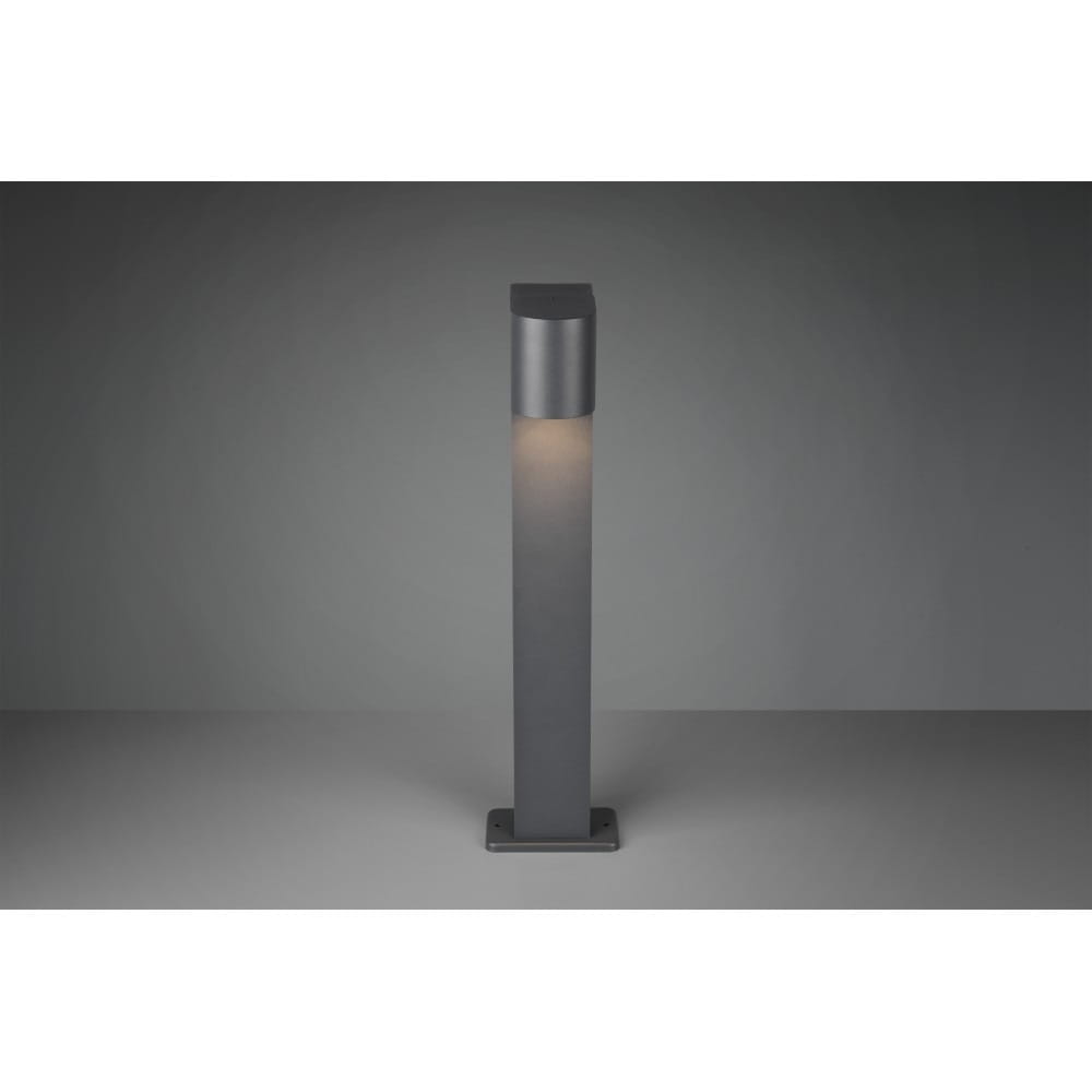 Lampa stojąca ogrodowa Roya H50 w antracytowym kolorze, o prostokątnym kształcie. Posiada metalową podstawę i cylindryczny klosz, z widocznym źródłem światła u góry. Ujęcie frontalne, na jednolitym tle.