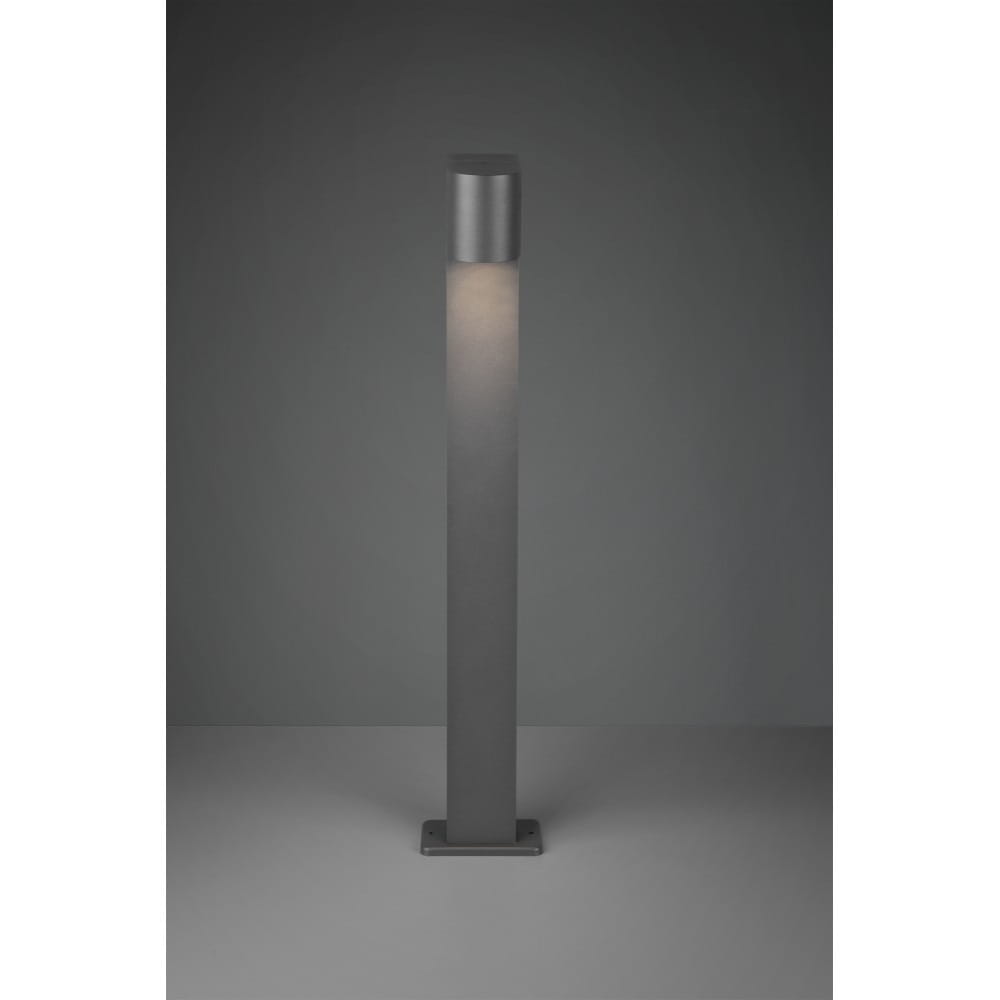 Lampa stojąca ogrodowa Roya H100 w kolorze antracytowym, o prostokątnym kształcie, z metalowym kloszem. Ujęcie frontalne, produkt umieszczony na płaskiej powierzchni. Emituje miękkie światło, idealna do oświetlenia przestrzeni zewnętrznych.