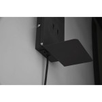 Czarny kinkiet LED z portem USB, zamontowany na ścianie. Z widoczną półką na drobne przedmioty. Kąt ujęcia z boku, ukazujący kabel zasilający oraz uchwyt do montażu. Prosta, minimalistyczna konstrukcja, matowe wykończenie.