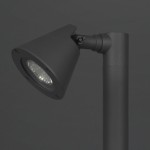 Lampa stojąca ogrodowa Kaveri H60 w kolorze antracytowym, z regulowanym reflektorem w kształcie stożka. Produkt ma prostą, cylindryczną podstawę i jest wykonany z materiałów odpornych na warunki atmosferyczne.