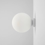 Kinkiet Ball D20 w białym kolorze, z okrągłą, matową kloszem umieszczonym na metalowym, okrągłym uchwycie. Widok z boku, zamontowany na białej ścianie, tworzy minimalistyczny akcent świetlny.