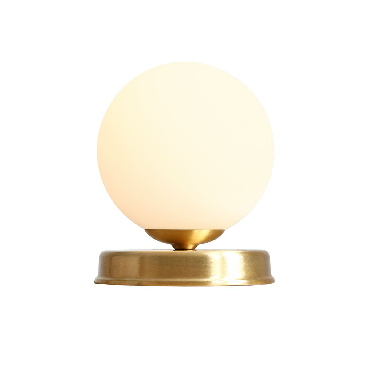 Lampka stołowa Ball D14 z mosiężną podstawą i okrągłym kloszem z białego szkła. Produkt prezentowany z przodu, na jednolitym tle. Klosz umieszczony na niskiej, okrągłej podstawie, tworząc elegancki design.