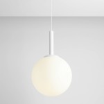 Lampa wisząca Bosso D40 w kolorze białym, z okrągłym kloszem z matowego szkła. Produkt zawieszony na cienkim białym przewodzie, z prostą metalową podstawą. Ujęcie frontalne, na jasnym tle, ukazuje elegancki i nowoczesny design.