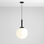 Lampa wisząca Bosso D40 w kolorze czarnym z okrągłym, matowym kloszem z białego szkła. Produkt zawieszony na cienkim, czarnym przewodzie, zamontowany do sufitu. Design minimalistyczny, idealny do nowoczesnych wnętrz.