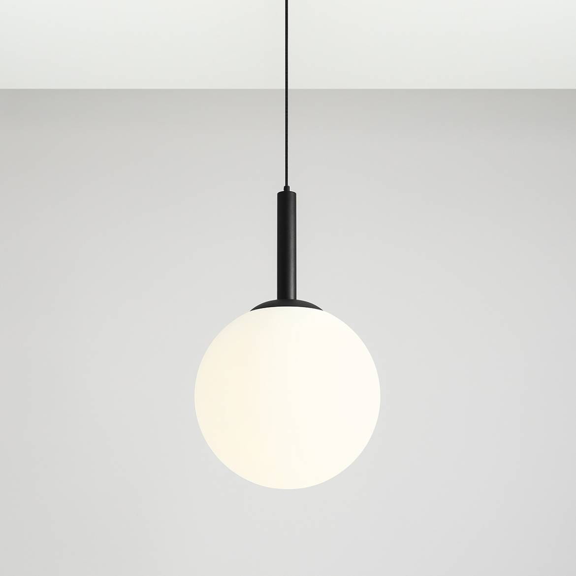 Lampa wisząca Bosso D40 w kolorze czarnym z okrągłym, białym kloszem. Produkt zawieszony na cienkim kablu, widoczny z frontalnego ujęcia. Prosty, nowoczesny design, odpowiedni do różnych wnętrz.