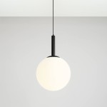 Lampa wisząca Bosso D40 w kolorze czarnym z okrągłym, białym kloszem. Produkt zawieszony na cienkim kablu, widoczny z frontalnego ujęcia. Prosty, nowoczesny design, odpowiedni do różnych wnętrz.