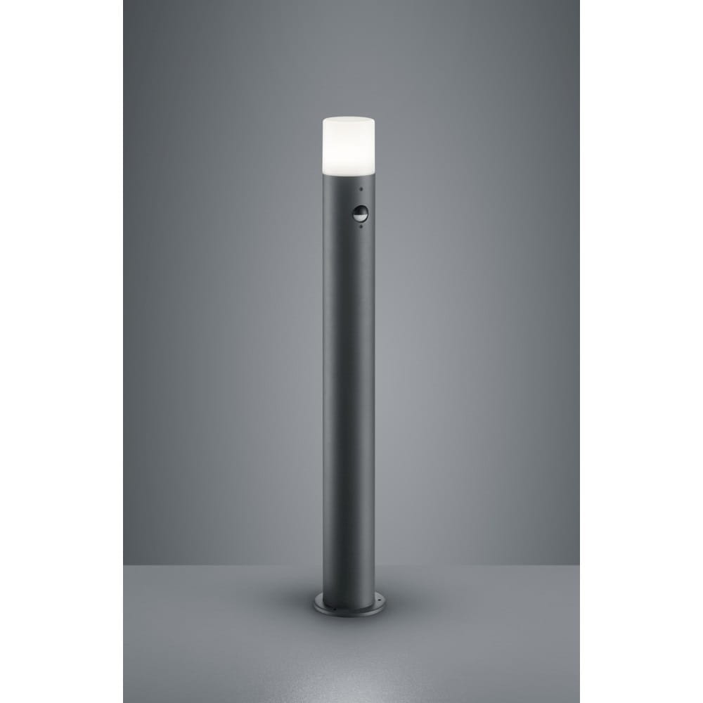 Lampa stojąca ogrodowa Hoosic H80, 1-punktowa, antracytowa z białym kloszem, z czujnikiem ruchu. Zestawiona pionowo, z widoczną podstawą. Tło jednolite, szare, podkreślające minimalistyczny design.