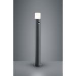 Lampa stojąca ogrodowa Hoosic H80, 1-punktowa, antracytowa z białym kloszem, z czujnikiem ruchu. Zestawiona pionowo, z widoczną podstawą. Tło jednolite, szare, podkreślające minimalistyczny design.