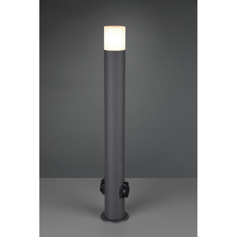Lampa stojąca ogrodowa Hoosic H80 w kolorze antracytowym, o cylindrycznym kształcie. Posiada mlecznobiałą osłonę u góry oraz dwa gniazda elektryczne na poziomie podstawy. Ujęcie frontalne na jednolitym tle.