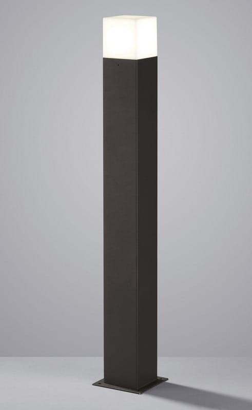 Lampa stojąca ogrodowa Hudson H80 w kolorze antracytowym, prostokątna, z białym, kwadratowym kloszem na górze. Ujęcie frontalne, lampa stabilnie ustawiona na kwadratowej podstawie, idealna do oświetlenia przestrzeni zewnętrznych.