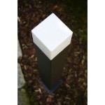 Lampa stojąca ogrodowa Hudson H80 w kolorze antracytowym, o prostokątnym kształcie, z białym, kwadratowym kloszem na górze. Ujęcie z góry, ukazujące detale klosza i podstawy. Idealna do oświetlenia przestrzeni zewnętrznej.