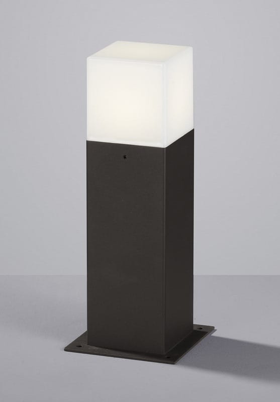 Lampa stojąca ogrodowa Hudson H30 w antracytowym kolorze, z kwadratowym, mlecznobiałym kloszem u góry. Stoi na prostokątnej podstawie z otworami do montażu. Prosty, nowoczesny design, idealna do oświetlenia przestrzeni zewnętrznych.