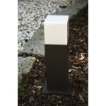 Lampa stojąca ogrodowa Hudson H30, antracytowa, z kwadratowym, białym kloszem. Ustawiona pionowo na podłożu z korą, o prostym designie, idealna do oświetlenia przestrzeni zewnętrznych. Widoczne mocowanie w podstawie.