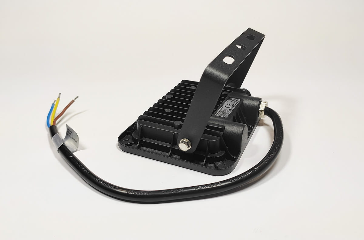 Naświetlacz LED halogen 20W z mocą 1600 lumenów, w obudowie czarnej, z widocznym uchwytem montażowym oraz przewodami elektrycznymi. Produkt ma chłodną białą barwę światła i jest odporny na warunki atmosferyczne (IP65).