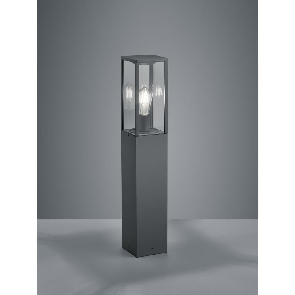 Lampa ogrodowa Garonne H80 w kolorze antracytowym, stojąca 1-punktowa. Posiada prostokątną podstawę i szklany klosz z widoczną żarówką. Ujęcie frontalne, na jednolitym tle, podkreślające nowoczesny design i funkcjonalność oświetlenia.