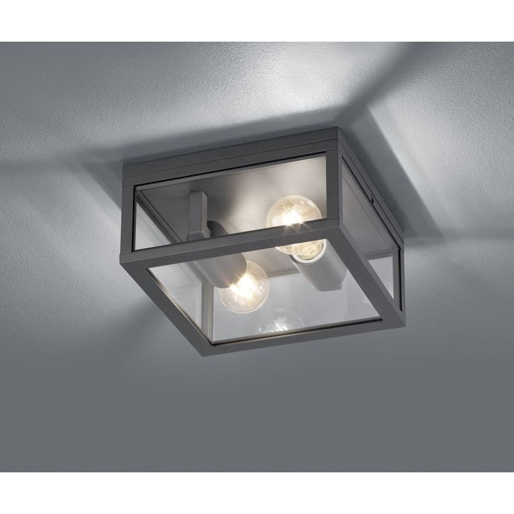 Lampa sufitowa zewnętrzna Garonne 2-punktowa w antracytowej obudowie. Kwadratowa konstrukcja z przezroczystymi ściankami, widoczne dwa źródła światła. Umieszczona pod kątem, idealna do oświetlenia przestrzeni na zewnątrz.