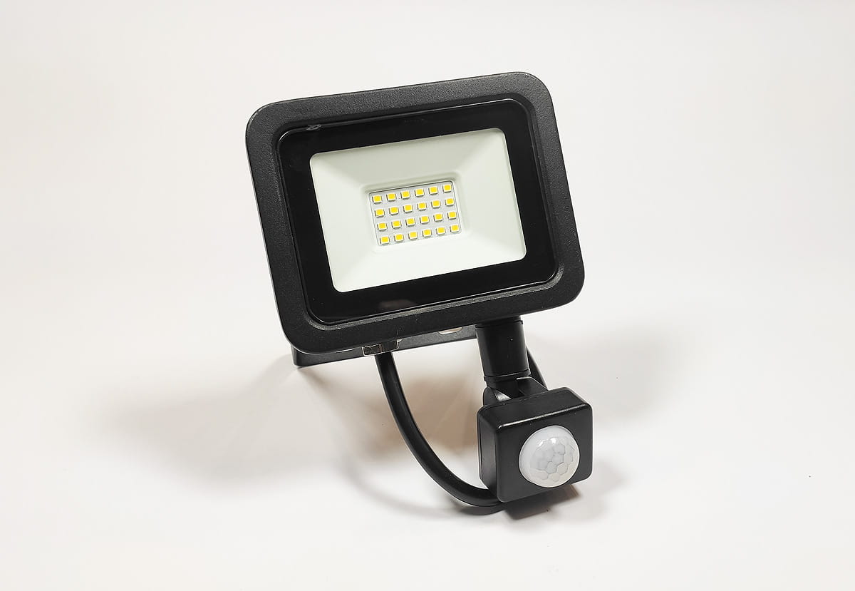 Naświetlacz LED halogen 20W z czujnikiem ruchu, o mocy 1600 lm, w obudowie czarnej. Ujęcie frontalne, produkt zamontowany na elastycznym ramieniu. Wbudowany czujnik ruchu w dolnej części. Wodoodporność IP65, idealny do użytku zewnętrznego.