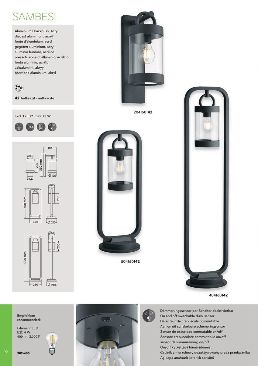 Stojąca lampa ogrodowa Sambesi H60 w kolorze antracytowym z czujnikiem zmierzchu. Posiada szklaną osłonę na żarówkę E27, metalową podstawę oraz prostokątny kształt. Ujęcie z przodu, na jednolitym tle. Idealna do oświetlenia przestrzeni na zewnątrz.