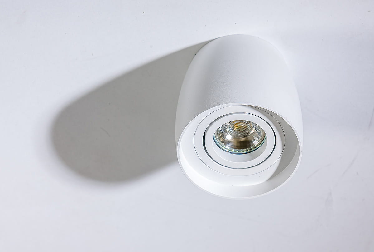Biała lampa sufitowa kierunkowa Rotondo AZ4207, z okrągłym kloszem i szklanym dyfuzorem, widoczna z góry. Charakteryzuje się minimalistycznym designem, idealna do nowoczesnych wnętrz.